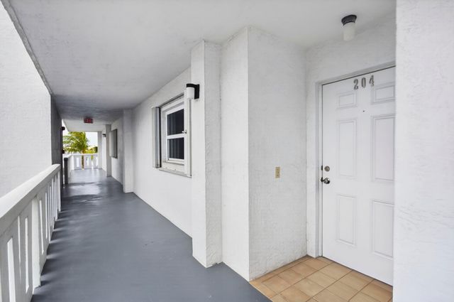 231 E Lantana Road 204, Lantana, FL 33462