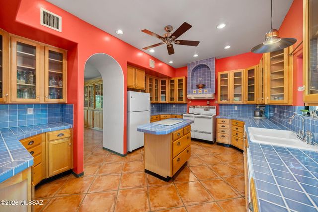 9690 N Linda Vista Place, Tucson, AZ 85742