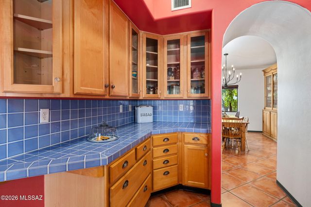9690 N Linda Vista Place, Tucson, AZ 85742