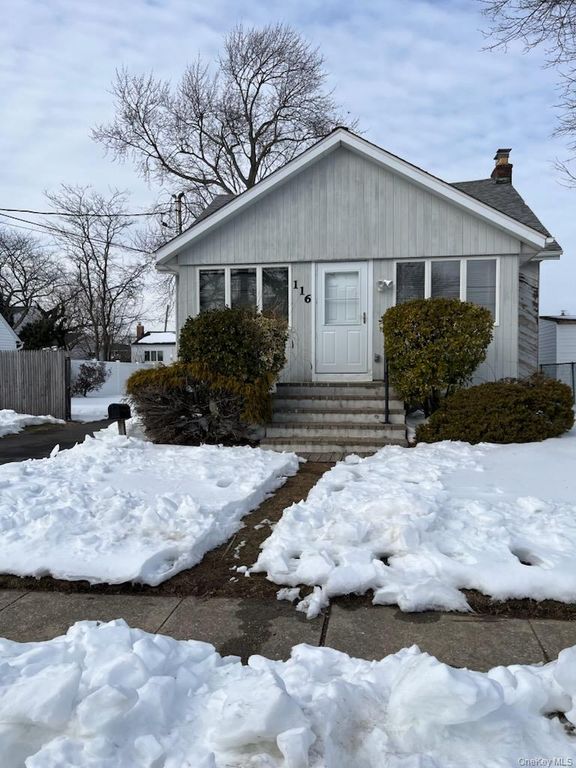 116 W Belle Terre Avenue, Lindenhurst, NY 11757