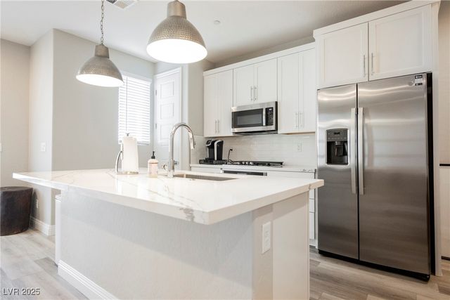 11676 Hamilton Lake Avenue, Las Vegas, NV 89138