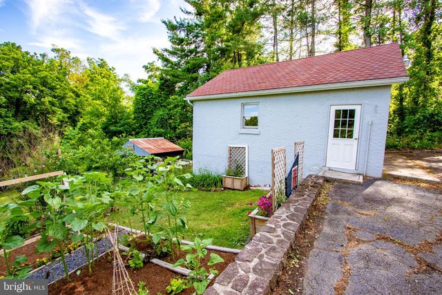 2056 RIDGE RD, Elverson, PA 19520