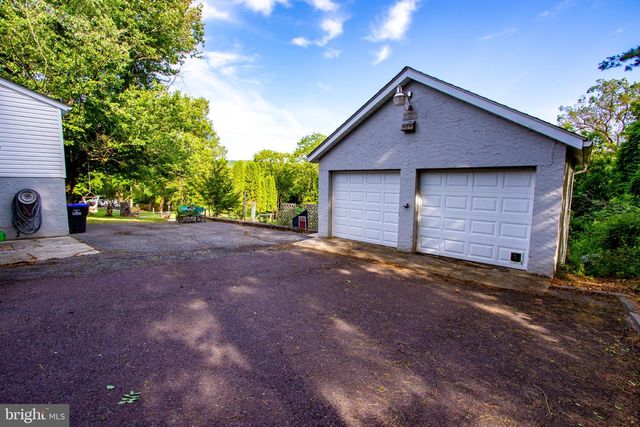 2056 RIDGE RD, Elverson, PA 19520