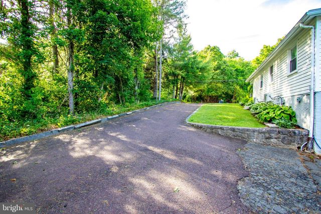 2056 RIDGE RD, Elverson, PA 19520