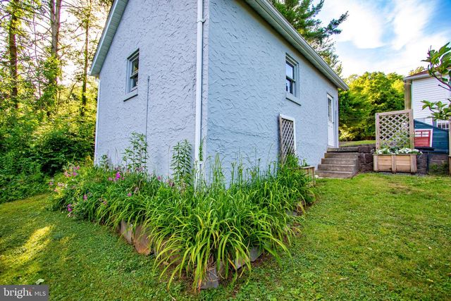 2056 RIDGE RD, Elverson, PA 19520