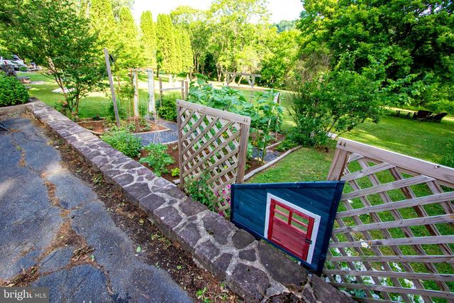 2056 RIDGE RD, Elverson, PA 19520