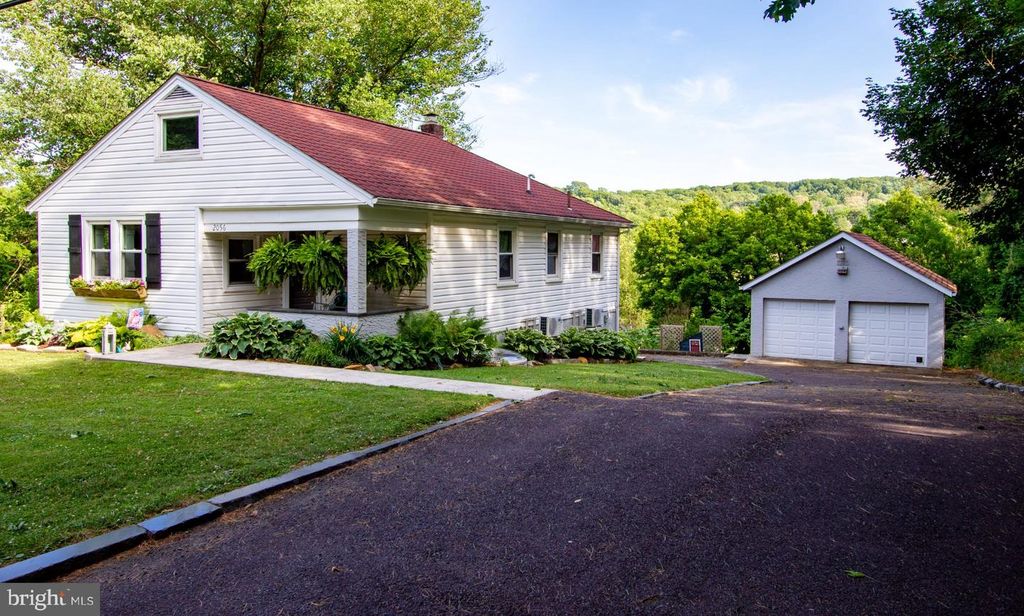 2056 RIDGE RD, Elverson, PA 19520