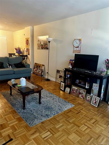 89-00 170 Street 3J, Jamaica, NY 11432