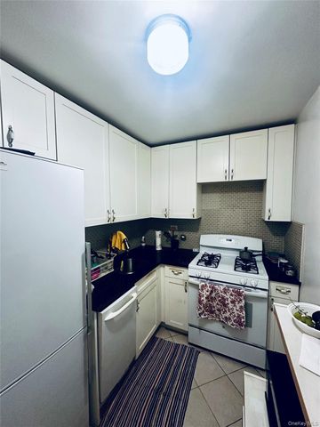 89-00 170 Street 3J, Jamaica, NY 11432