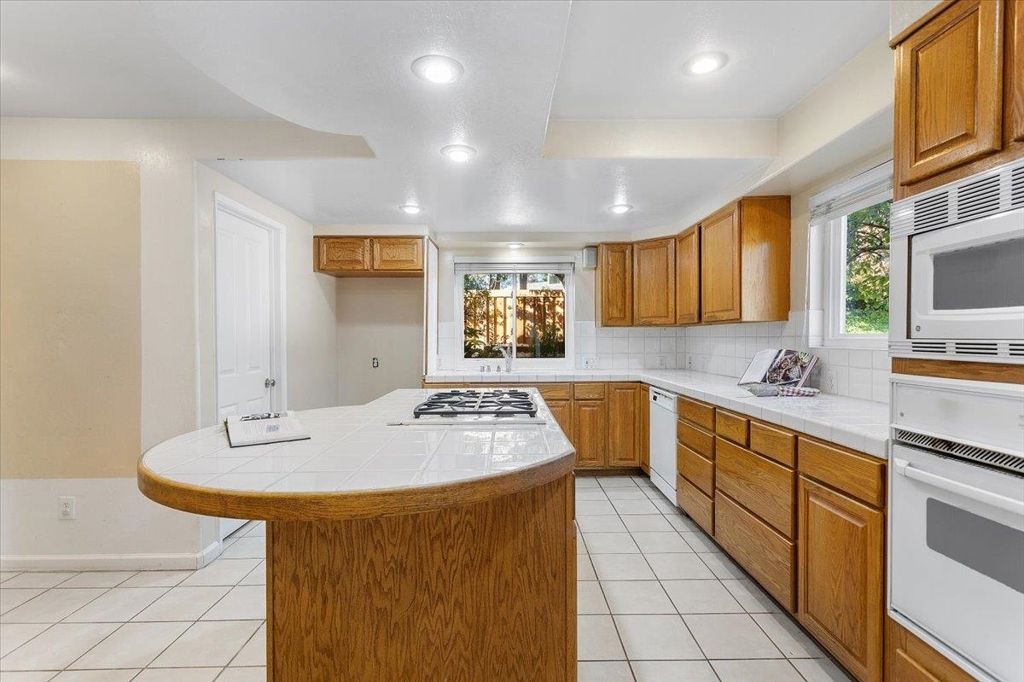 Image 10 of property listing at 441 SYCAMORE HILL DR, Danville, CA 94526