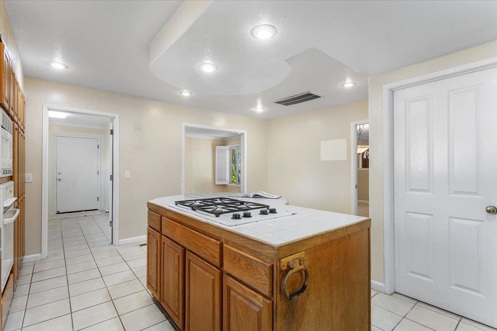 Image 11 of property listing at 441 SYCAMORE HILL DR, Danville, CA 94526