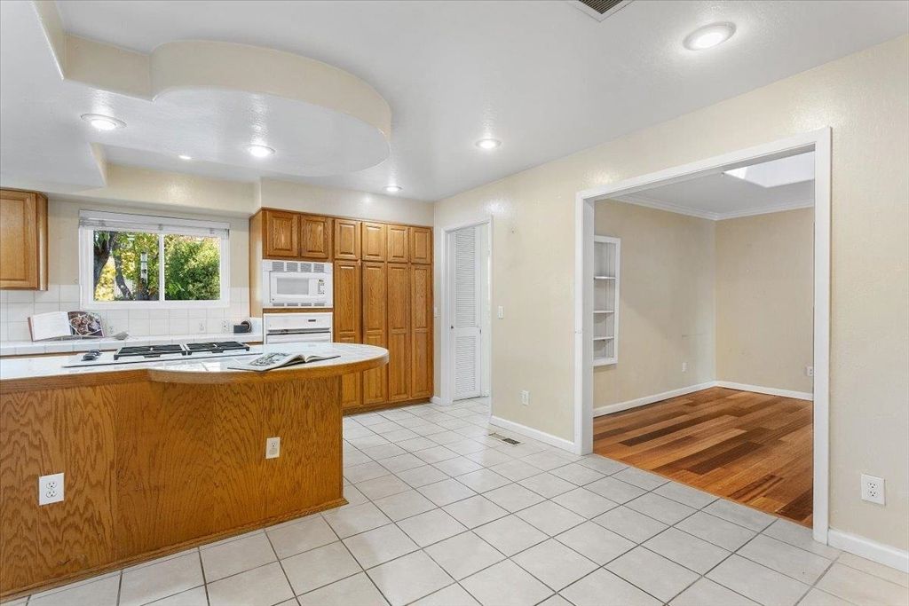 Image 8 of property listing at 441 SYCAMORE HILL DR, Danville, CA 94526