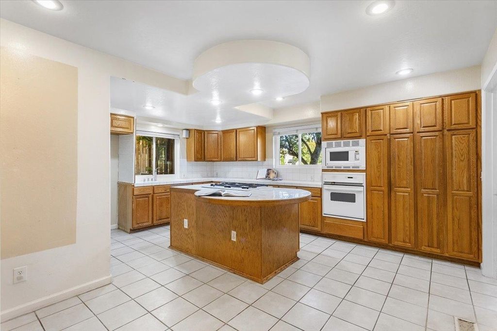 Image 9 of property listing at 441 SYCAMORE HILL DR, Danville, CA 94526