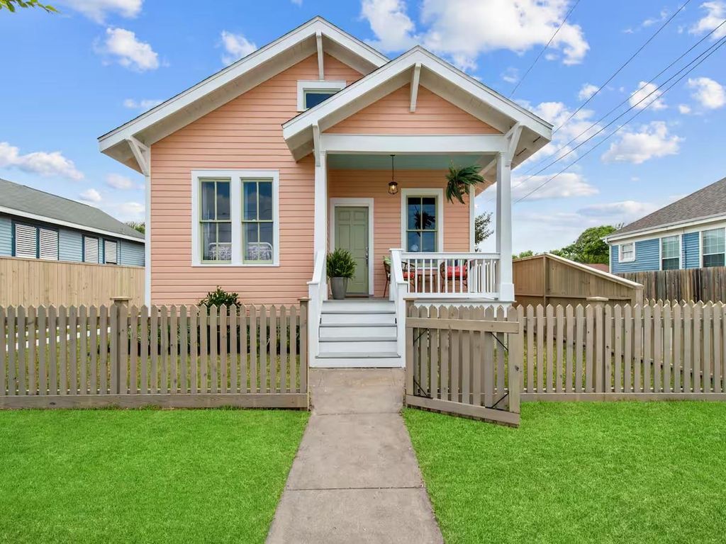 2601 37th Street, Galveston, TX 77550