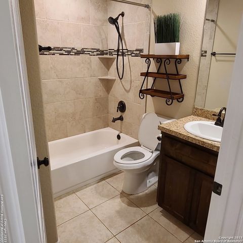 1235 GREEN HILL DR, Canyon Lake, TX 78133