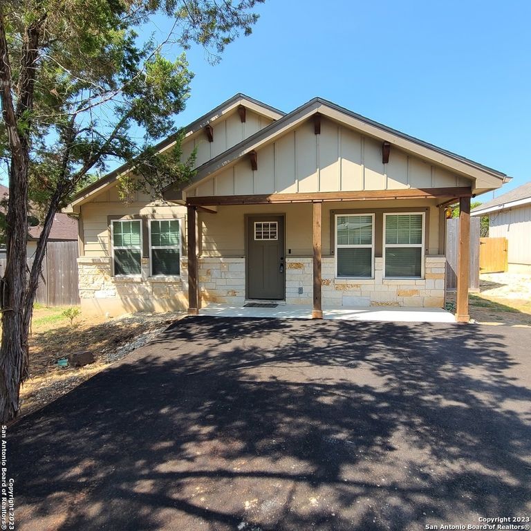 1235 GREEN HILL DR, Canyon Lake, TX 78133