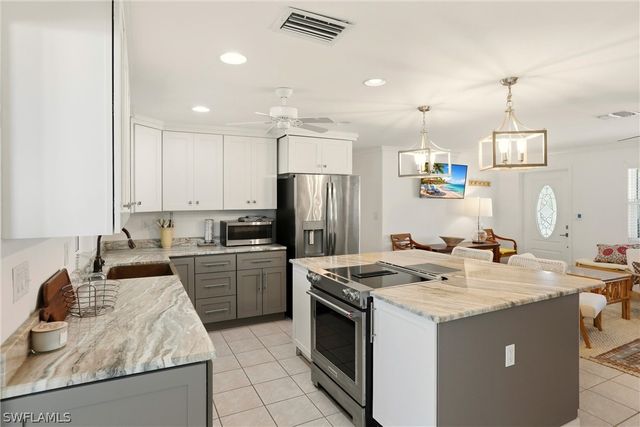 1159 Holiday LN E, Naples, FL 34104