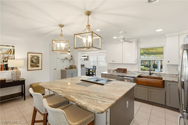 1159 Holiday LN E, Naples, FL 34104