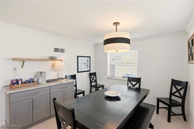 1159 Holiday LN E, Naples, FL 34104