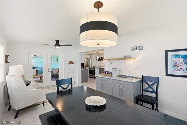 1159 Holiday LN E, Naples, FL 34104