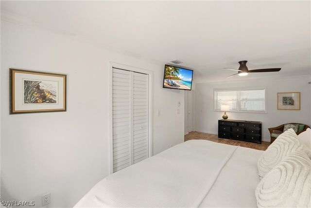 1159 Holiday LN E, Naples, FL 34104