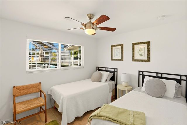 1159 Holiday LN E, Naples, FL 34104