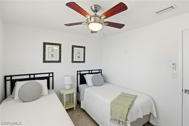 1159 Holiday LN E, Naples, FL 34104