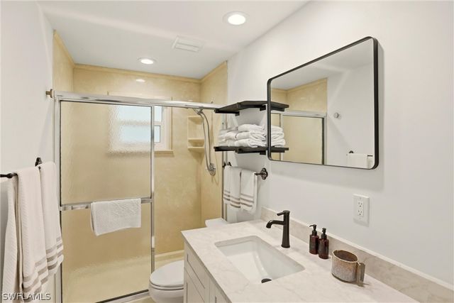 1159 Holiday LN E, Naples, FL 34104