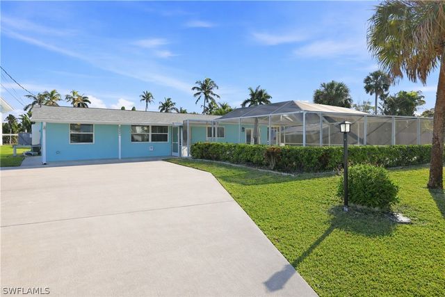 1159 Holiday LN E, Naples, FL 34104