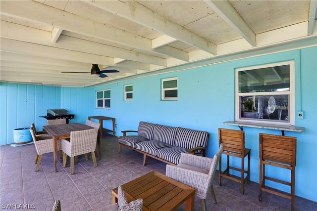 1159 Holiday LN E, Naples, FL 34104