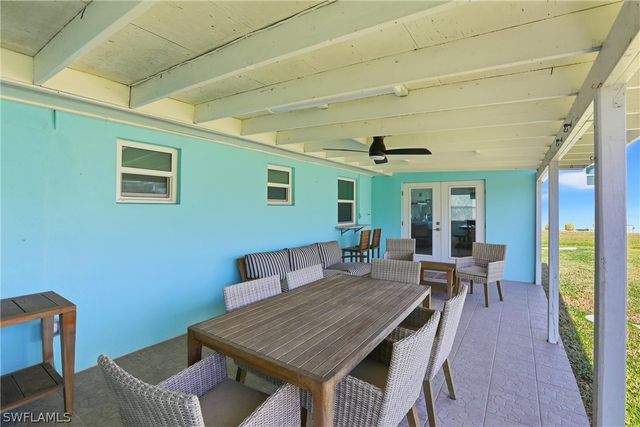 1159 Holiday LN E, Naples, FL 34104