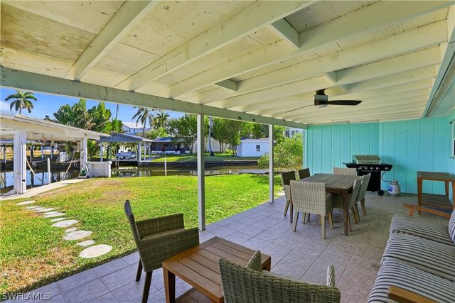 1159 Holiday LN E, Naples, FL 34104