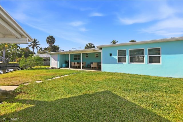 1159 Holiday LN E, Naples, FL 34104