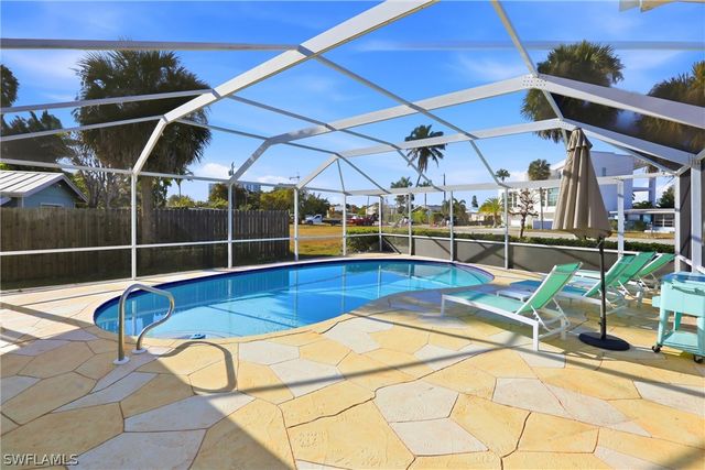 1159 Holiday LN E, Naples, FL 34104
