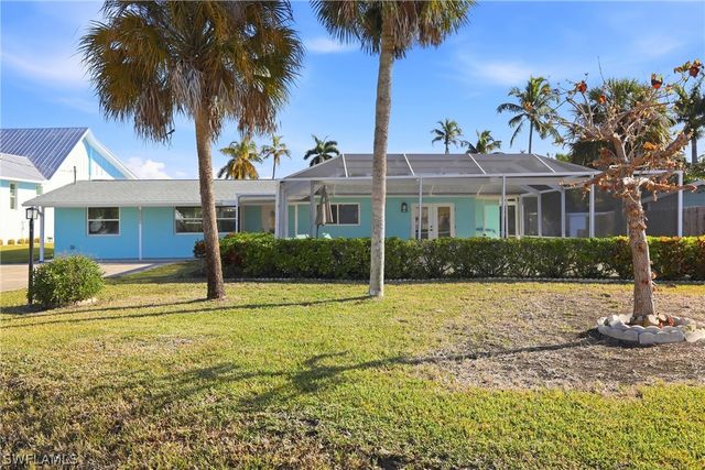 1159 Holiday LN E, Naples, FL 34104