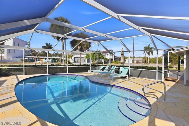 1159 Holiday LN E, Naples, FL 34104