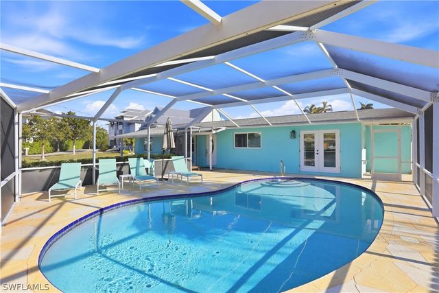 1159 Holiday LN E, Naples, FL 34104