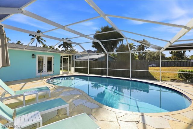 1159 Holiday LN E, Naples, FL 34104