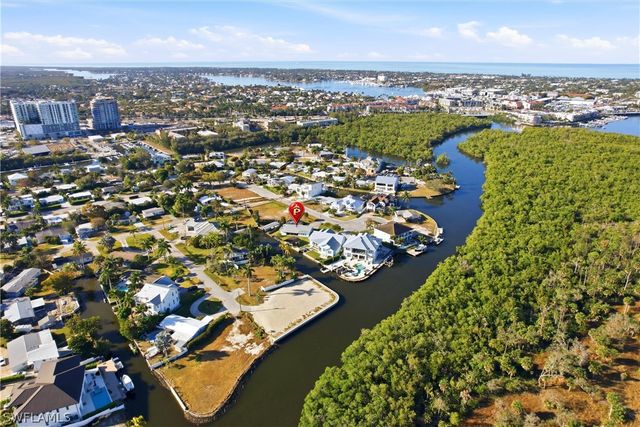 1159 Holiday LN E, Naples, FL 34104