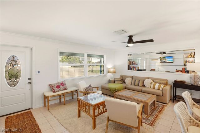 1159 Holiday LN E, Naples, FL 34104