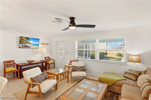 1159 Holiday LN E, Naples, FL 34104