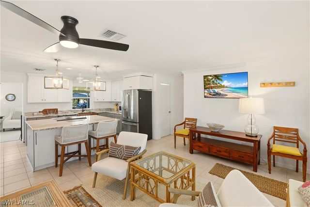 1159 Holiday LN E, Naples, FL 34104