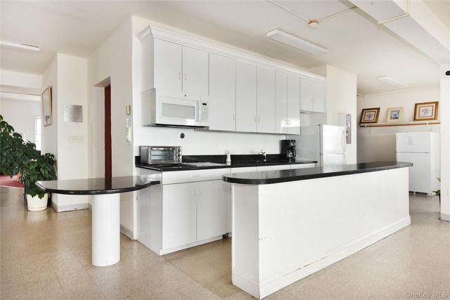 370 W Broadway 4Y, Long Beach, NY 11561