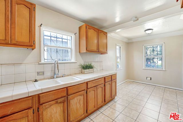 9136 S Harvard Boulevard, Los Angeles, CA 90047