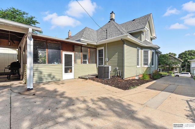 2205 F Street, Omaha, NE 68107