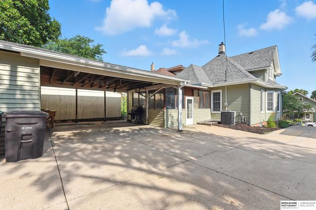 2205 F Street, Omaha, NE 68107