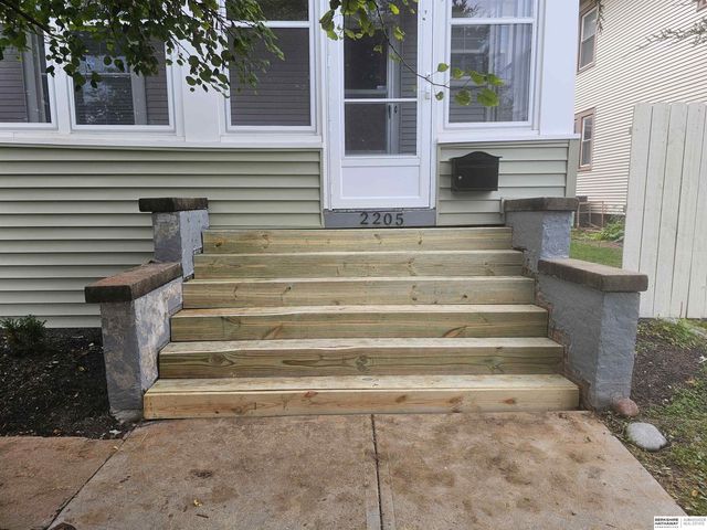 2205 F Street, Omaha, NE 68107