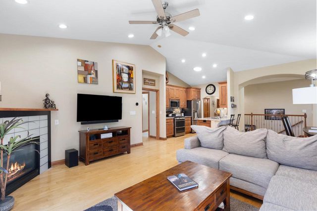 503 Garden Prairie DRIVE, Waukesha, WI 53186