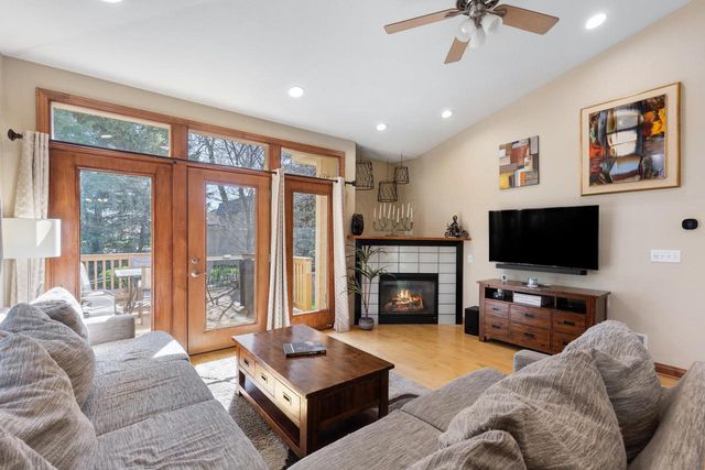 503 Garden Prairie DRIVE, Waukesha, WI 53186