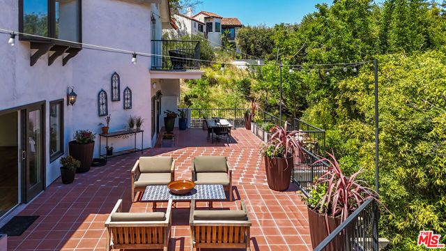 2216 E Live Oak Drive, Los Angeles, CA 90068